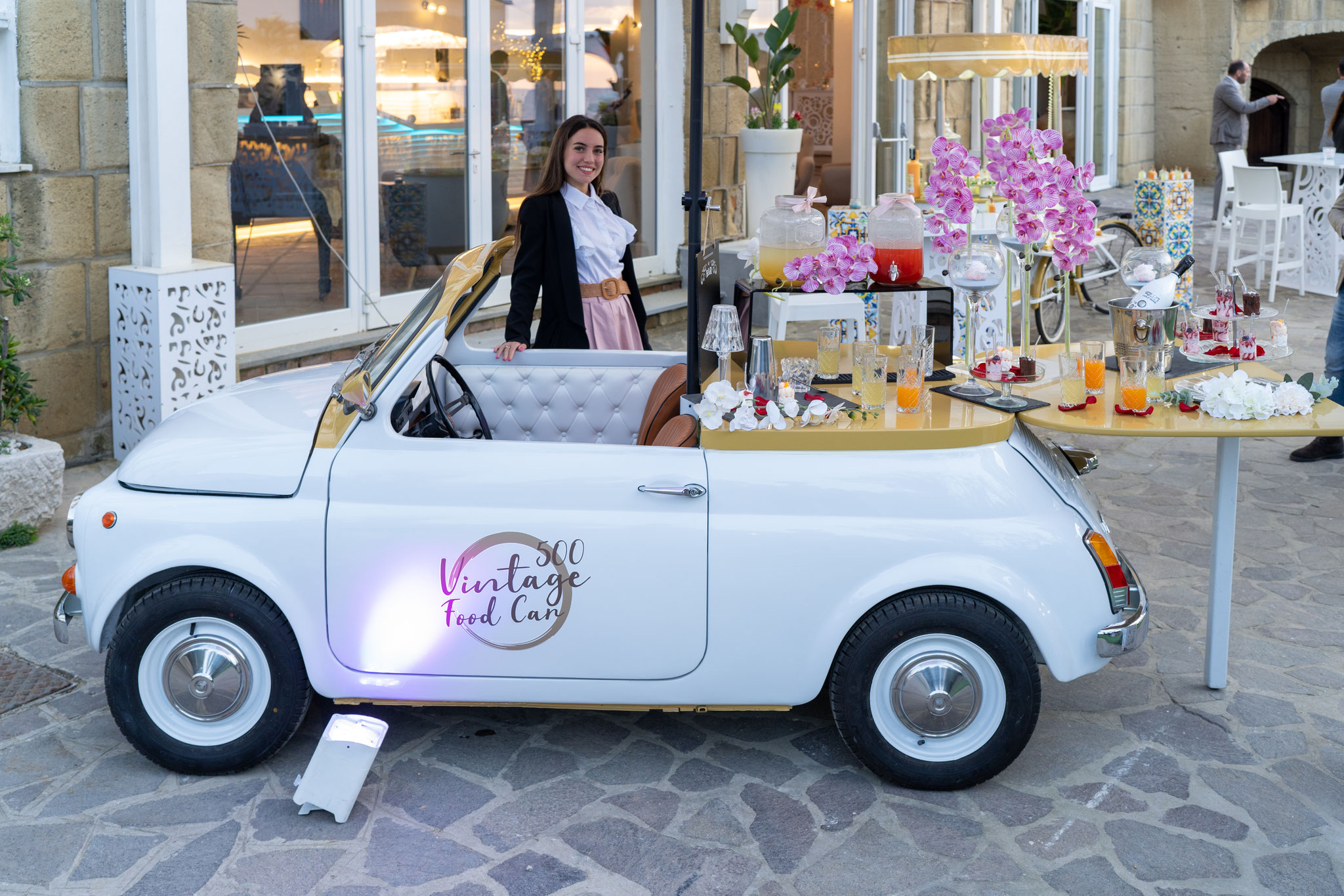 500 Vintage Food Car 02